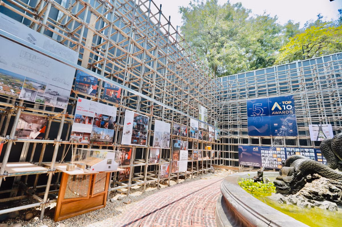 Công trình được bao quanh bởi hệ thống vách đứng khung thép và gương nhằm tạo ra những hiệu ứng đặc biệt. Ngoài ra triển lãm hình vuông được thiết kế xung quanh đài phun nước Con Cóc càng thêm ấn tượng hơn.