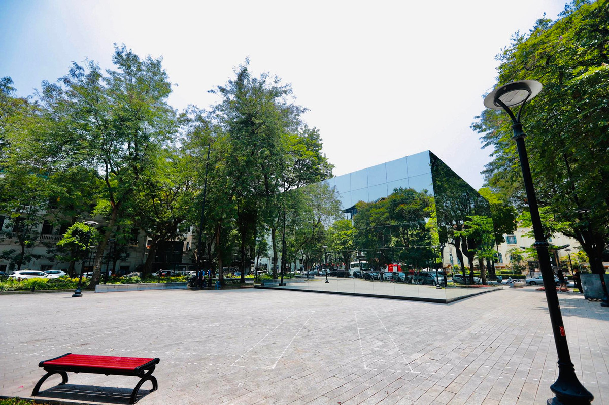 Sự phản chiếu qua những tấm kính được các bạn trẻ tạo hình độc đáo và lưu lại những khoảnh khắc thú vị.