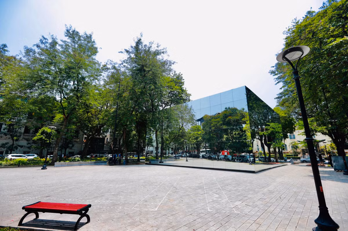 Sự phản chiếu qua những tấm kính được các bạn trẻ tạo hình độc đáo và lưu lại những khoảnh khắc thú vị.