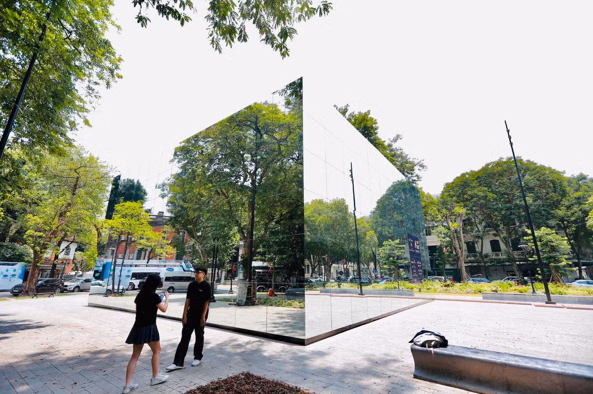 Được dựng lên vào dịp cuối tuần nên khối gương kính này là điểm check in ở Hà Nội được giới trẻ quan tâm.