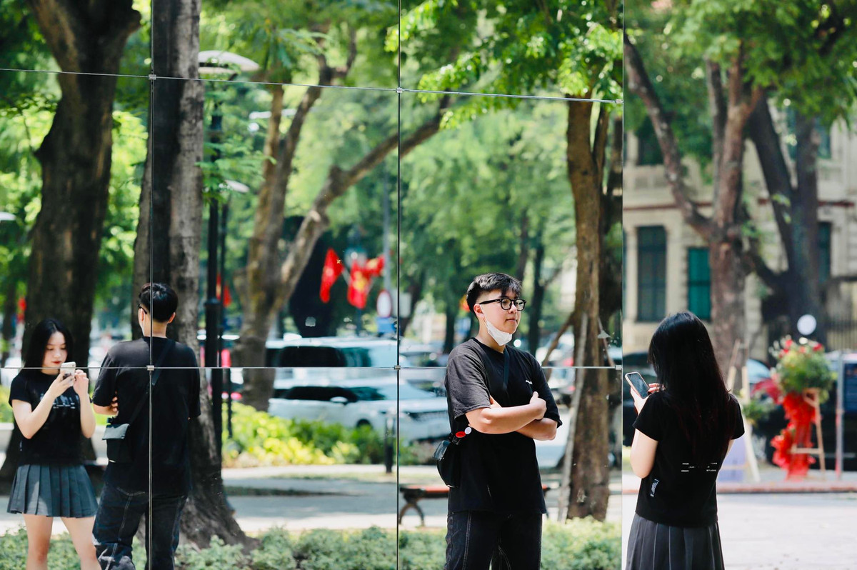 Khối gương kính to lớn 4 phía tạo thành những hình ảnh phản chiếu độc đáo, trở thành điểm check in mới của giới trẻ Hà thành.