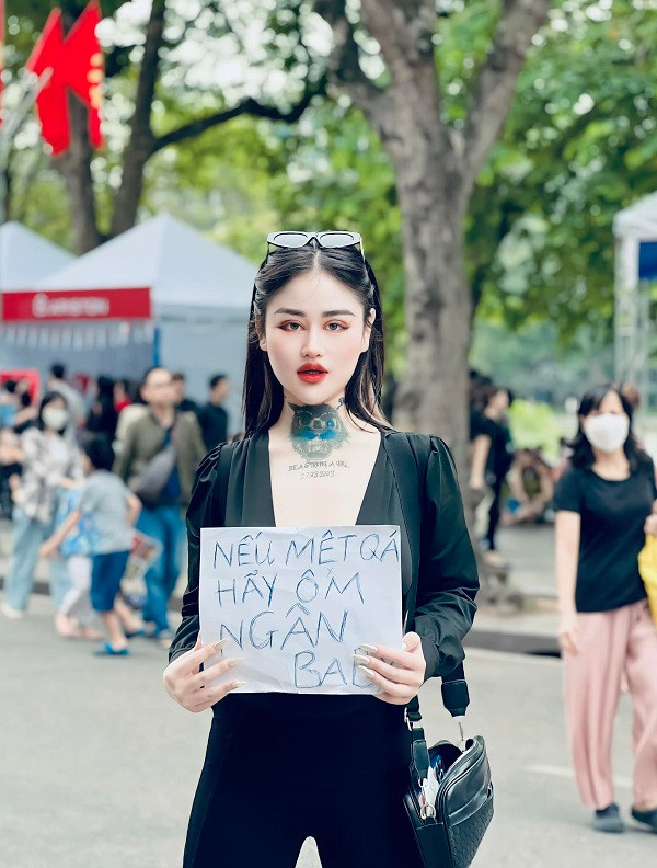 Có lẽ điều làm mọi người nhớ đến Ngân Baby là hình xăm lớn ở cổ, phong cách ăn mặc gợi cảm.