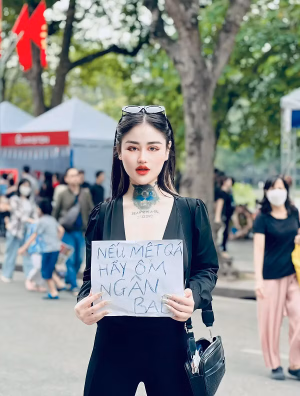 Có lẽ điều làm mọi người nhớ đến Ngân Baby là hình xăm lớn ở cổ, phong cách ăn mặc gợi cảm.