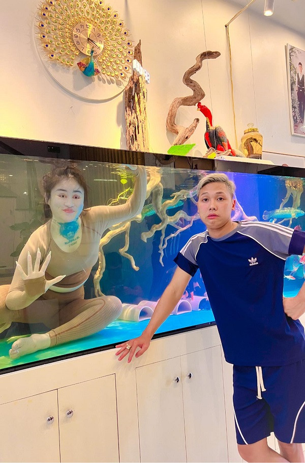 Hình ảnh này được cắt ra từ một video đang viral trên nền tảng TikTok. Được biết, hot girl trong đoạn video trên là Ngân Baby (SN 2002).