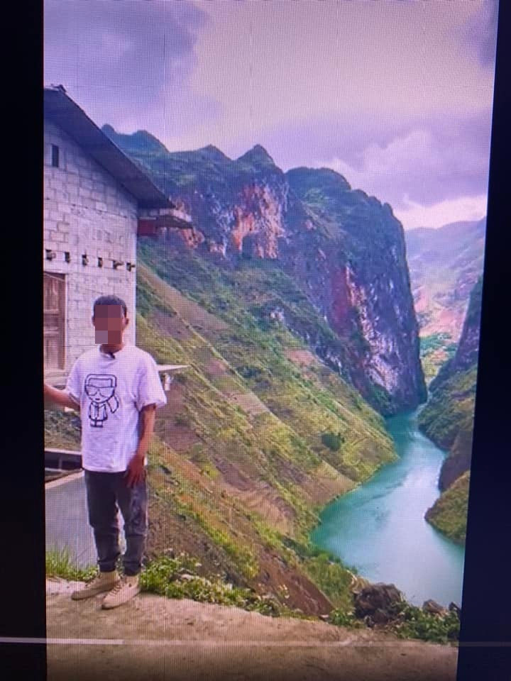 Theo đoạn clip ghi lại, góc check in này có view nhìn thẳng ra sông Nho Quế tuy nhiên nó vô cùng nguy hiểm, không có che chắn, bảo vệ. Ảnh: Beatvn