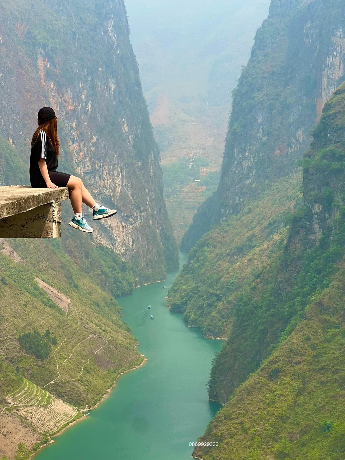 Điểm check in "tử thần" này gây ra cuộc tranh cãi lớn trong cộng đồng. Nhiều người khen cảnh đẹp, thiên nhiên hùng vĩ và ước được đến đây trải nghiệm một lần. Ảnh: Nguyễn Tiệp