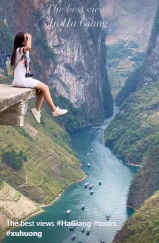 Theo tìm hiểu, điểm chụp ảnh trên nằm ở thôn Mã Pí Lèng B, xã Pả Vi (Mèo Vạc, Hà Giang). Thực tế, đây là phần lan can của nhà dân bên đường, một hướng dẫn du lịch khi đi ngang qua, quan sát thấy đẹp nên đã dẫn khách vào chụp hình. Ảnh: Nguyễn Tiệp