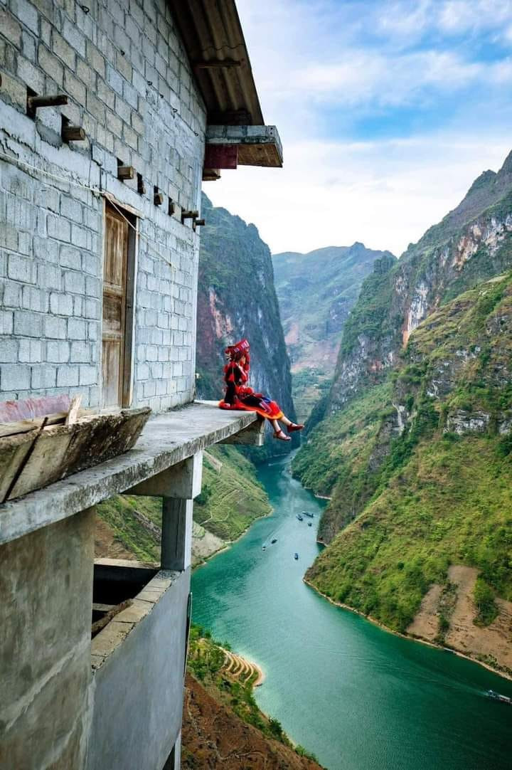 Du khách phải trèo qua một bức tường, đi mon men ven lan can bê tông, rộng khoảng hơn 1m, không rào chắn để đến góc chụp ảnh trên. Ảnh: Trần Tuân