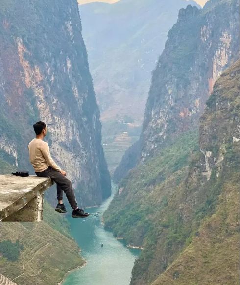 Ở đây không có rào chắn, tuy nhiên khách cũng không đeo dây bảo hiểm hay các thiết bị an toàn khác. Ảnh: Nguyễn Tiệp