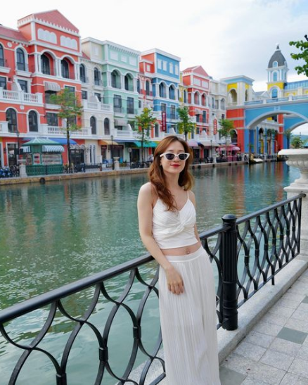 Cô cũng duy trì được vóc dáng cân đối, quyến rũ.