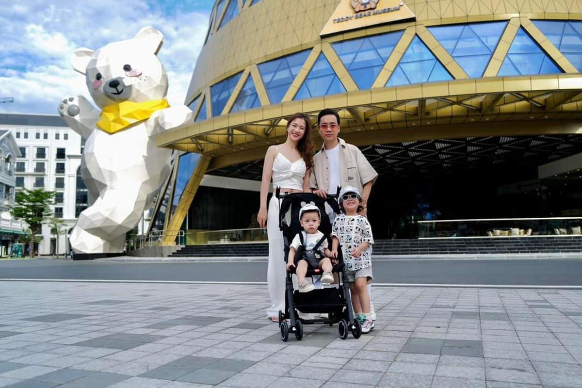 Sau khi gây chú ý không lâu, Trâm Anh công khai hẹn hò ca sĩ JustaTee. Cặp trai tài gái sắc nhận được nhiều lời khen xứng đôi.