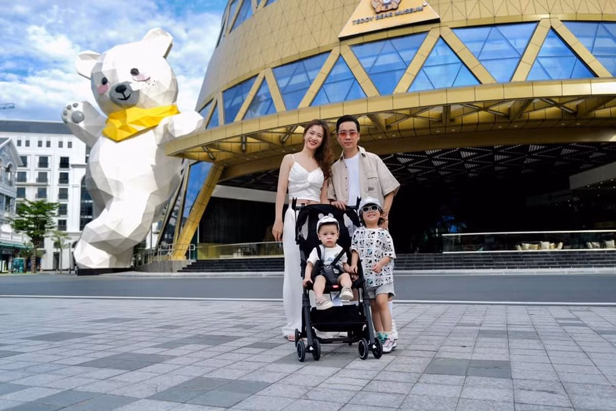 Sau khi gây chú ý không lâu, Trâm Anh công khai hẹn hò ca sĩ JustaTee. Cặp trai tài gái sắc nhận được nhiều lời khen xứng đôi.