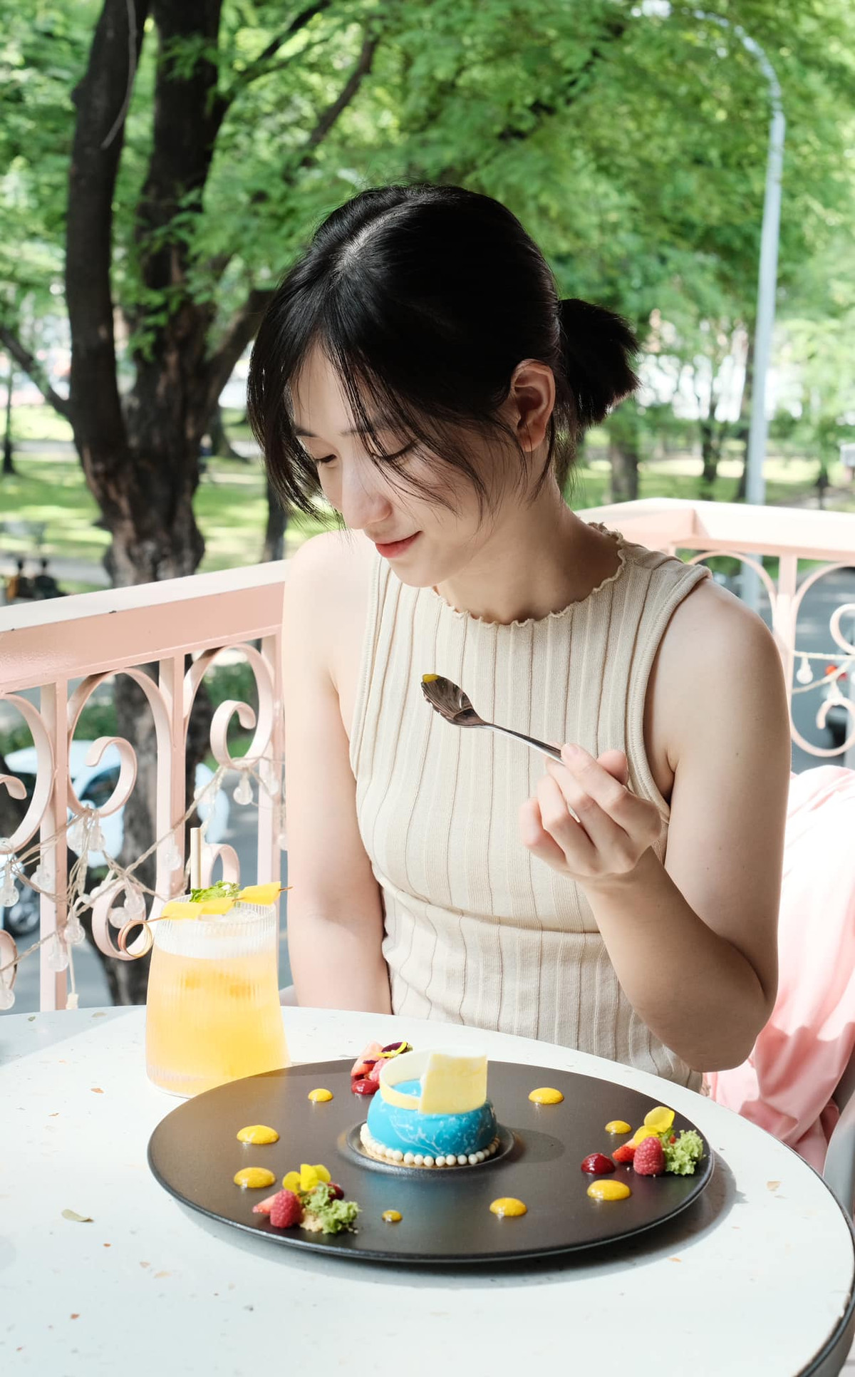 Sau khi kết hôn, Trâm Anh theo chồng, lui về ở ẩn, tập trung kinh doanh và chăm sóc con gái thay vì làm mẫu ảnh, dự sự kiện nhiều như trước.