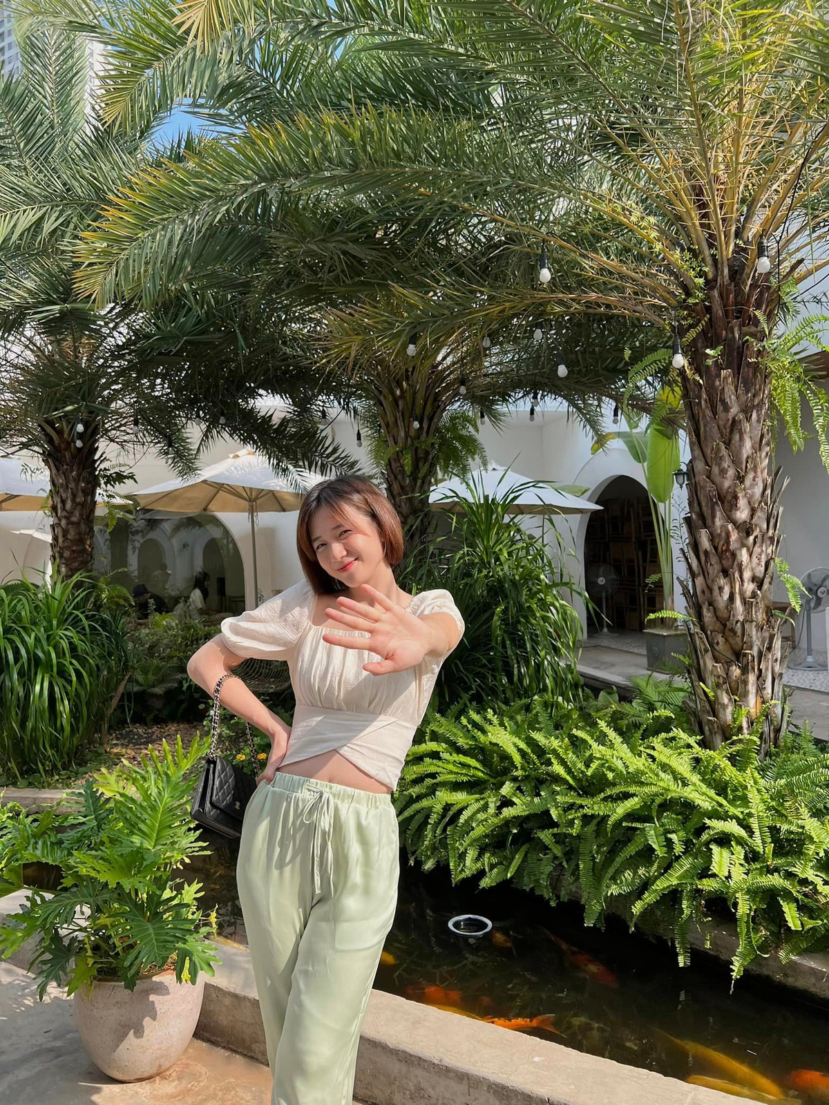 Hiện tại "hot girl bế giảng" ngày nào đã là mẹ hai con, trên trang cá nhân cô chủ yếu đăng tải hình ảnh con cái, gia đình.