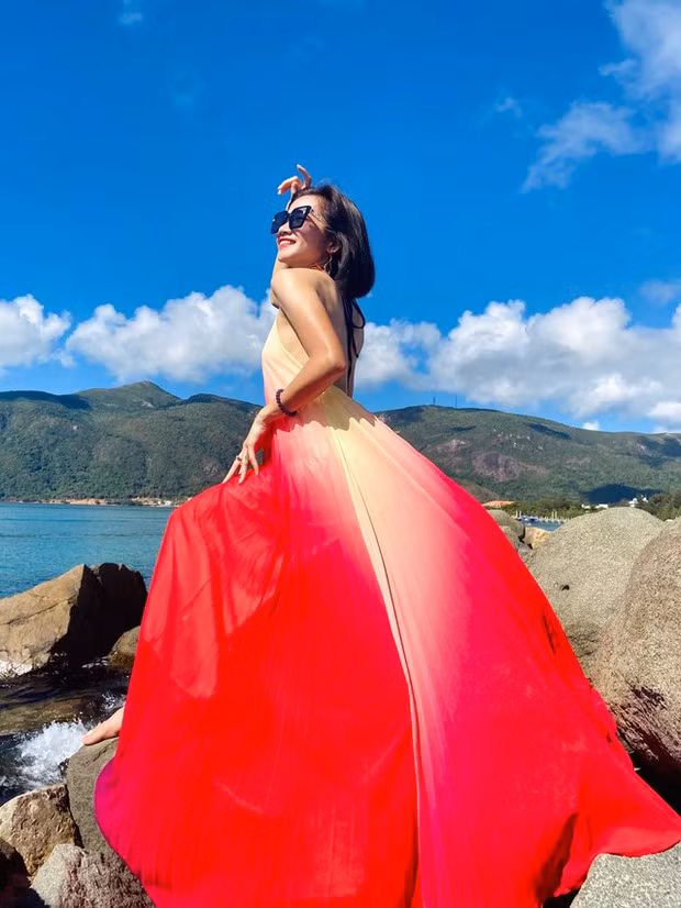 Ngoài đời Oanh cũng chỉ là một cô gái nhỏ thích diện những bộ đồ nữ tính như bao người con gái khác.