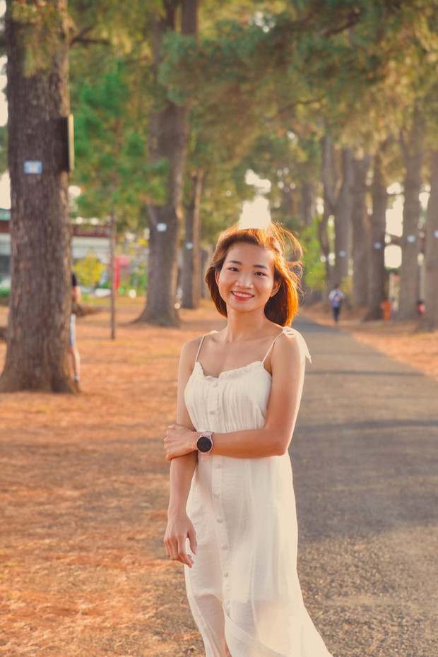 Trên trang cá nhân Nguyễn Thị Oanh chia sẻ một hình ảnh rất khác ở trên đường chạy. Cô gái sinh năm 1995 mặc váy trắng dáng dài đầy nữ tính.