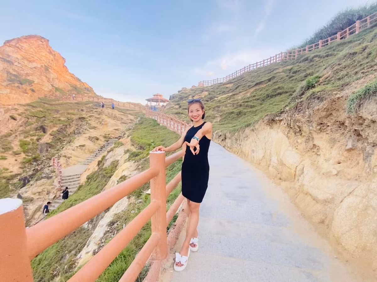 Qua các bức ảnh đi du lịch hiếm hoi, Nguyễn Thị Oanh diện váy bó sát, khoe đường cong cơ thể.