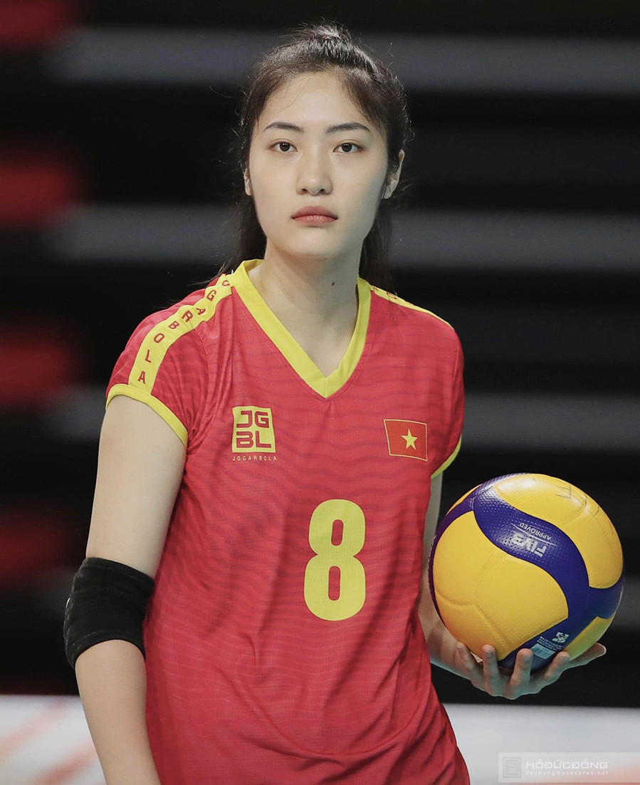 Trần Việt Hương sinh năm 1998, quê Phú Thọ. VĐV bóng chuyền bén duyên với bóng chuyền từ năm lớp 6 và theo đuổi bộ môn này từ đó tới nay.