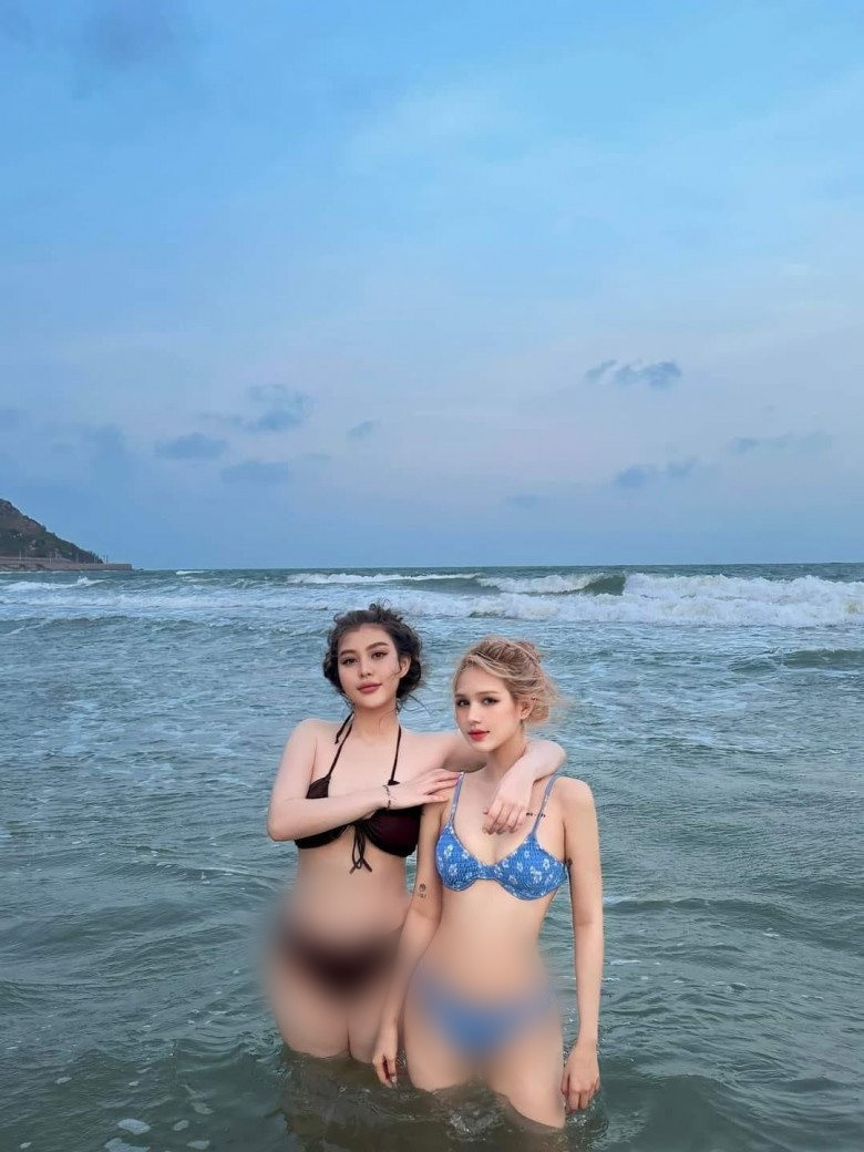 Hai nàng hot girl Sài thành có dịp cùng đi du lịch với nhau với vùng biển đảo với màn diện bikini khoe đường cong không góc chết.