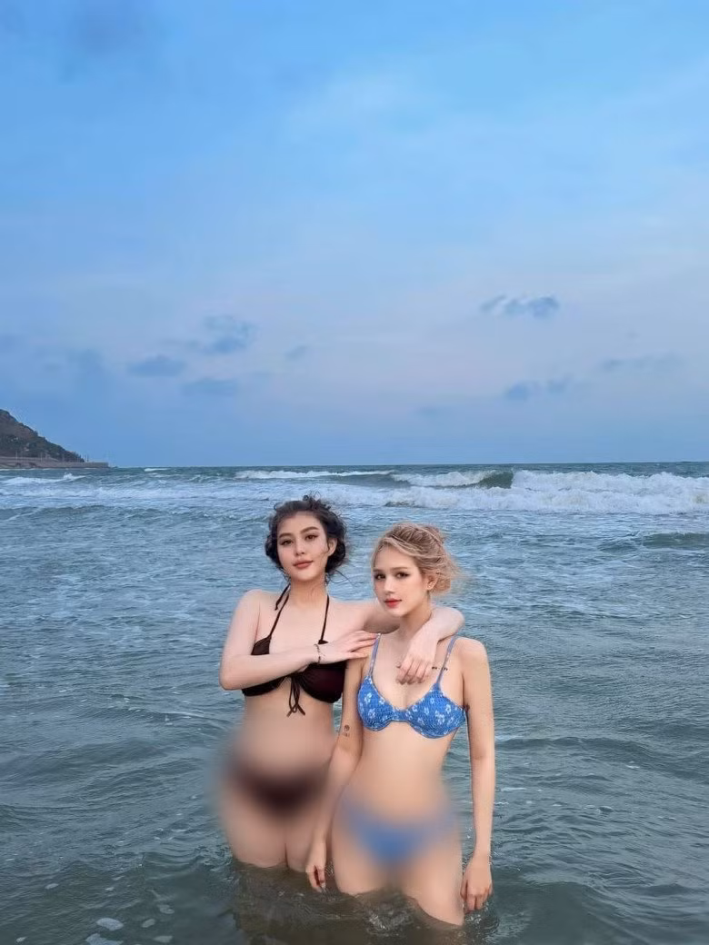 Hai nàng hot girl Sài thành có dịp cùng đi du lịch với nhau với vùng biển đảo với màn diện bikini khoe đường cong không góc chết.