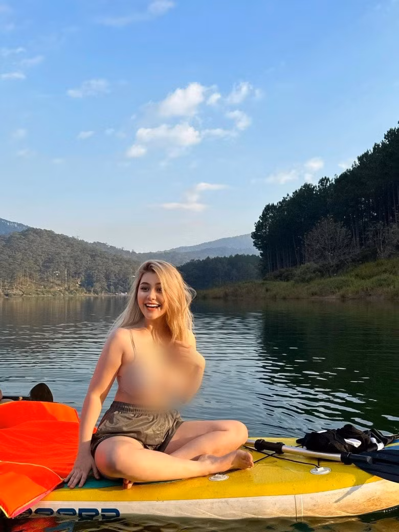 Sunna đã trải qua 1 lần sinh nở nên có phần mũm mĩm hơn. Bản thân cô cũng chuộng các thiết kế kiệm vải hơn người bạn thân của mình.