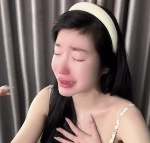 Theo đó, hot girl Elly Trần cho biết chồng Tây giành quyền nuôi hai con của cô, và điều đó khiến cô suy sụp, khóc cạn nước mắt.