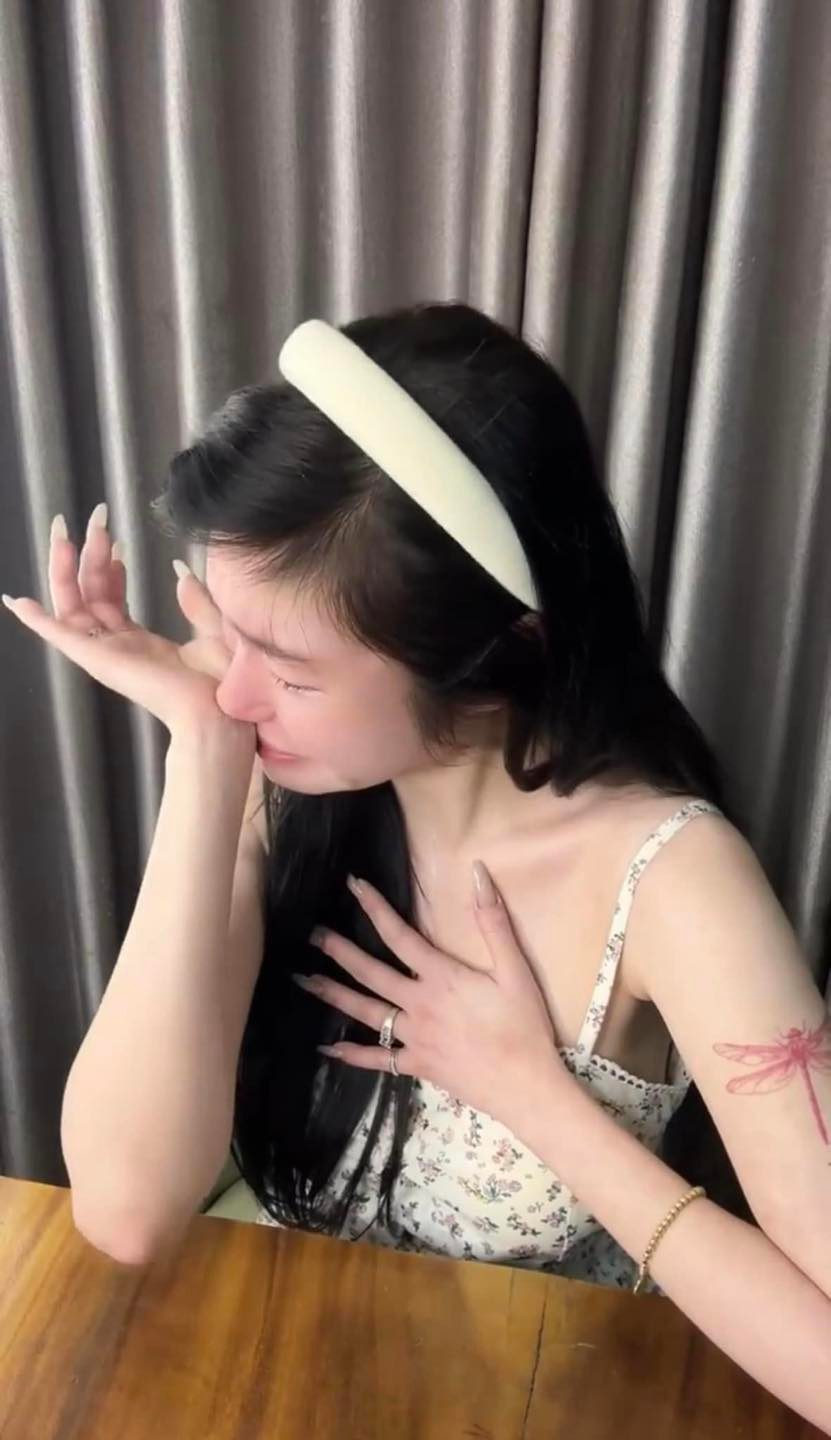 Trong clip, Elly cũng tiết lộ sau khi ly thân, chồng cô không chu cấp tiền nuôi dưỡng con trong suốt gần một năm.