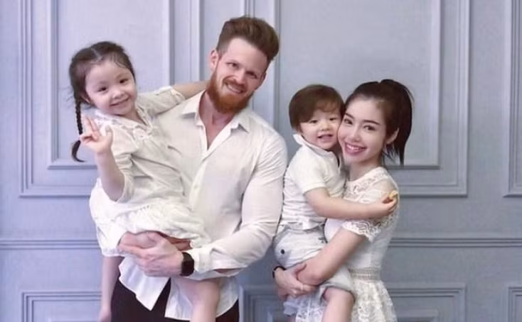 Đáng nói hơn, dù hiện tại chồng Tây của Elly Trần dành quyền nuôi con nhưng trước đó, dù được vợ tạo điều kiện nhưng anh vẫn không gặp hay thăm hỏi hai bé.