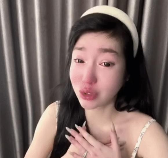 Mới đây, Elly Trần đăng tải đoạn clip trên trang cá nhân với đôi mắt đỏ hoe sưng húp và không ngừng khóc trong lúc chia sẻ câu chuyện của bản thân.