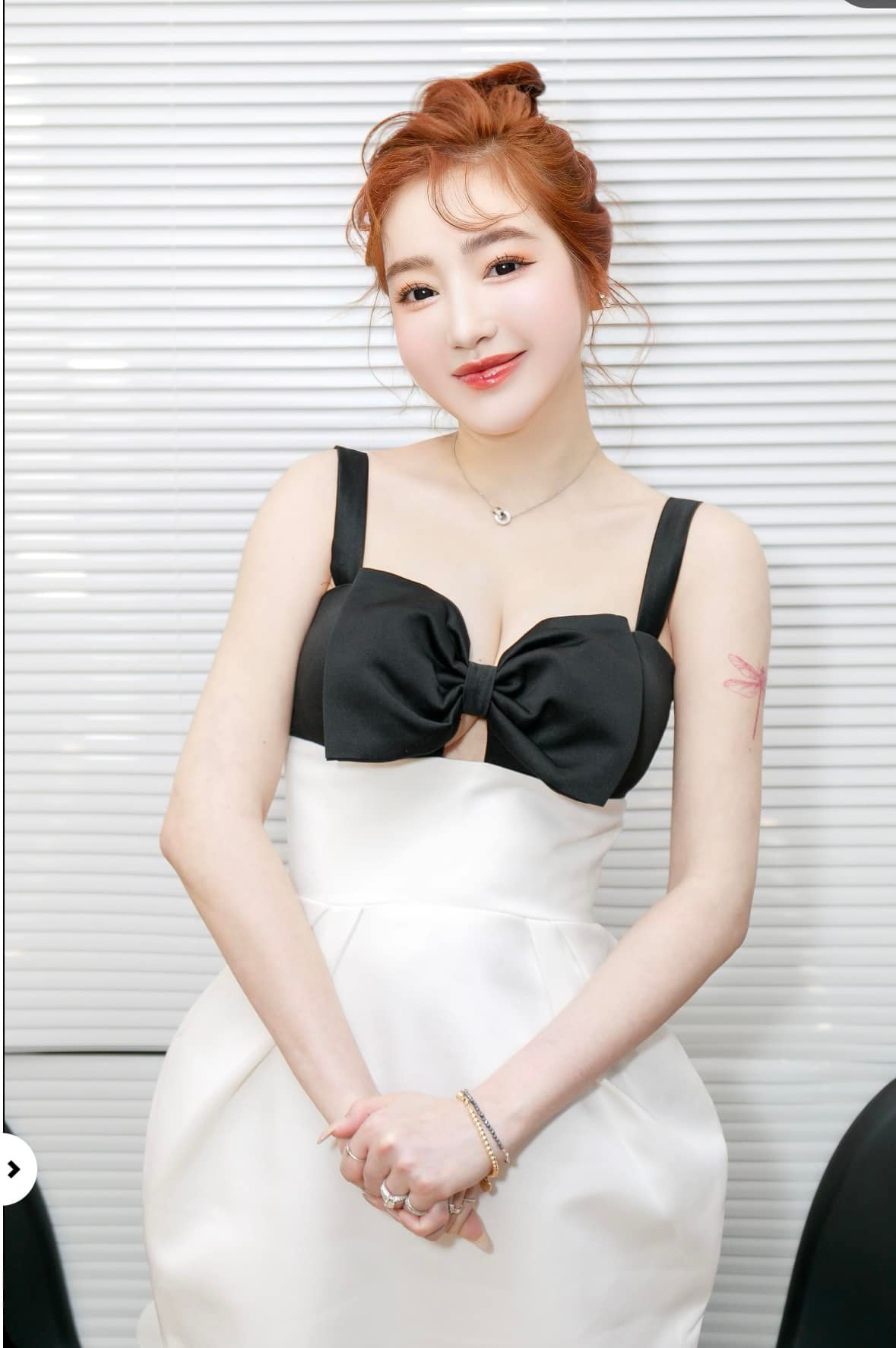 Cuối đoạn clip, Elly Trần thừa nhận có lỗi với các con, cô không kìm được cảm xúc đã tắt quay video.