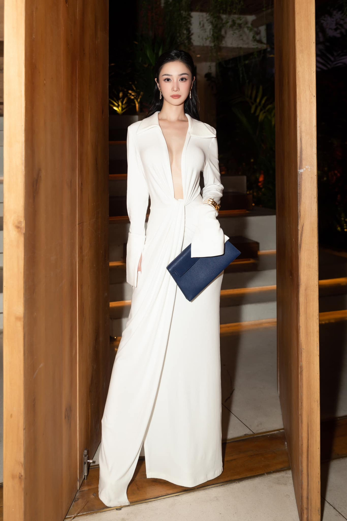 Cô có phong cách thời trang táo bạo, thường xuyên chưng diện những thiết kế tôn dáng, quyến rũ, ít người dám thử.