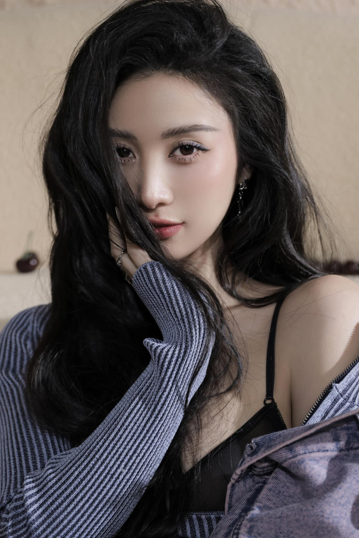 Từ hình tượng trong sáng, ngây thơ được mệnh danh là "hot girl trà sữa" Jun Vũ sau khi nâng ngực trở nên quyến rũ và gợi cảm hơn.