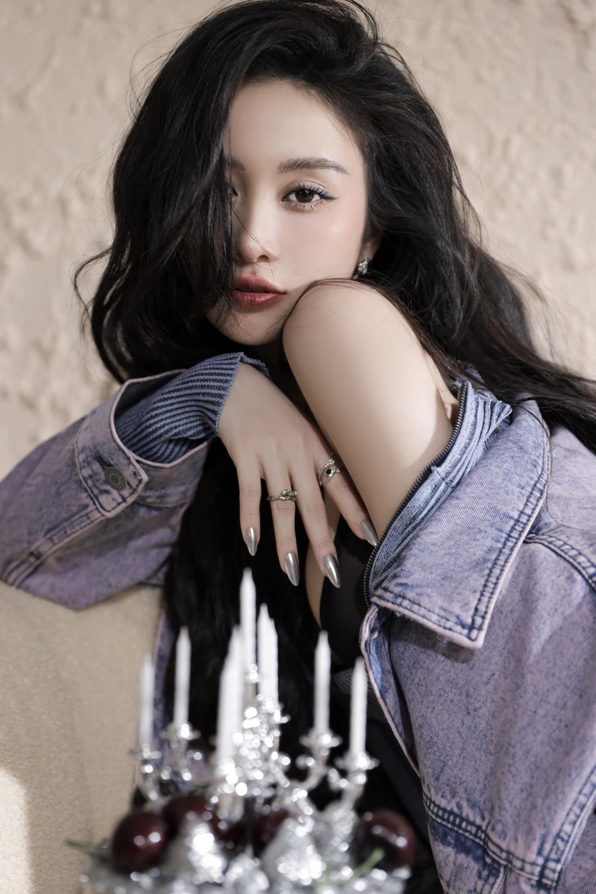 Cô nàng cũng từng phẫu thuật thẩm mỹ vòng 1 để phục vụ cho nghệ thuật.