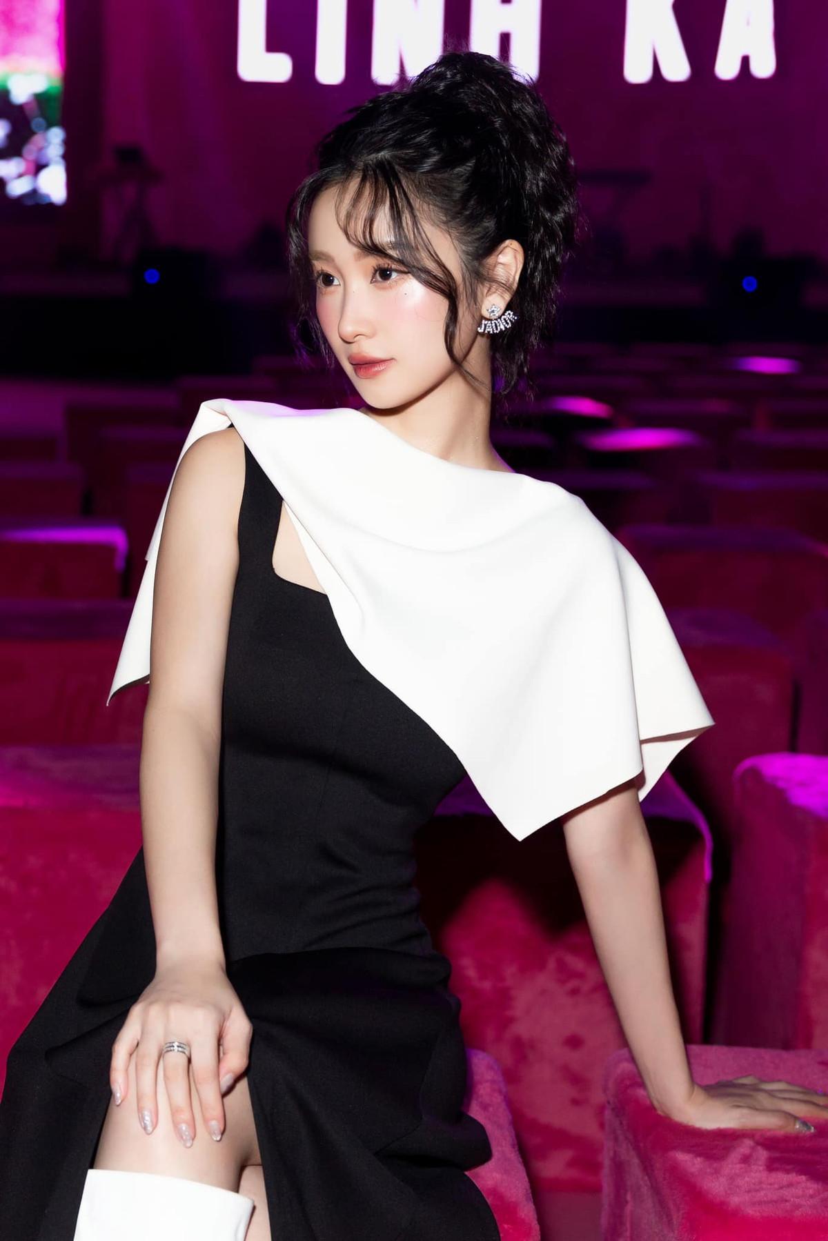 Không chỉ là diễn viên và mẫu ảnh, thời gian trước, hot girl này còn đại diện Việt Nam xuất hiện trên chương trình truyền hình Hàn Quốc và "gây sốt" truyền thông xứ bạn.