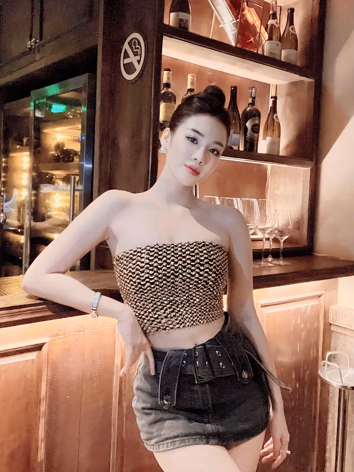 Hình ảnh của cô thiên về sự nữ tính với những item nhẹ nhàng.