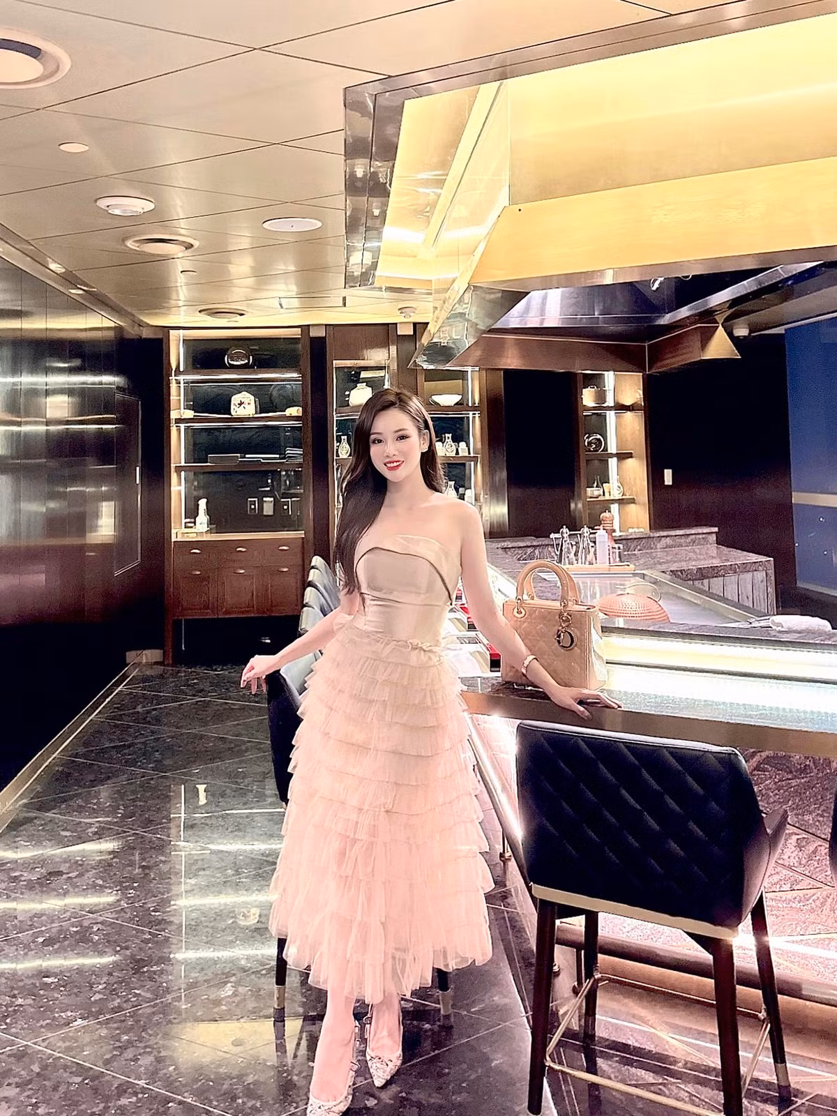 Ngọc Mai là hot girl khá nổi trên MXH, cô sinh năm 1997, gây chú ý nhờ gương mặt cùng vóc dáng xinh đẹp.