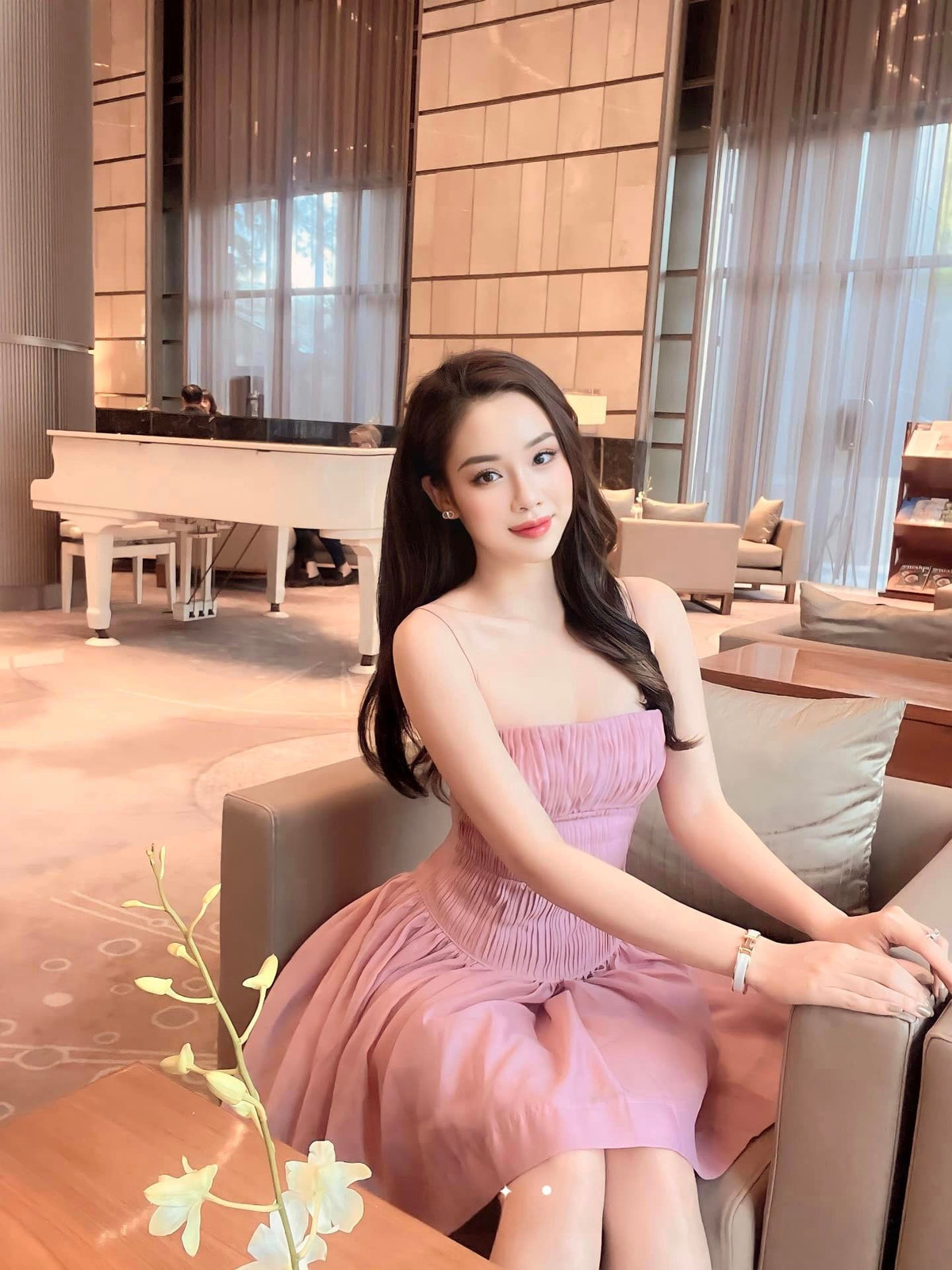 Được biết Ngọc Mai là tiếp viên hàng không của một hãng hàng không tại Việt Nam.