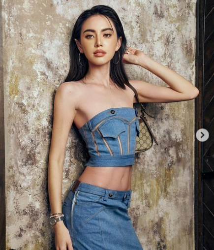 Tại Thái Lan, người đẹp Mai Davika là ngôi sao nổi tiếng, tài năng và giàu có.