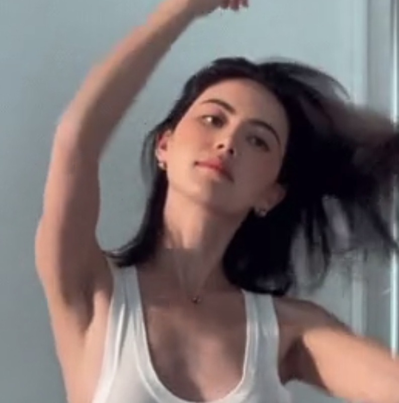 Trong một clip, Mai Davika diện áo thun thoạt nhìn trông vô cùng quyến rũ. Tuy nhiên nếu "soi" kỹ phần cánh tay và phần cổ của cô netizen còn thấy rõ mười mươi phần xương lộ hẳn ra ngoài, trông khá hốc hác.