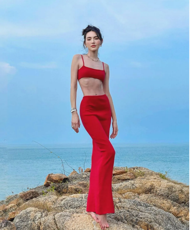 Trước đó, nữ diễn viên cũng không ít lần khiến dân tình bàn tán vì để lộ thân hình gầy "như lá lúa".