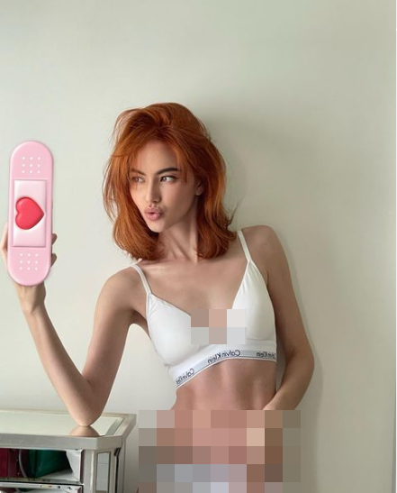 Điển hình như mới đây, "ma nữ đẹp nhất Thái Lan" đăng video khoe dáng trong bộ nội y trắng kết hợp mốt quần jeans cạp trễ. Đoạn clip được khen gợi cảm, thu hút hơn 3 triệu lượt xem.