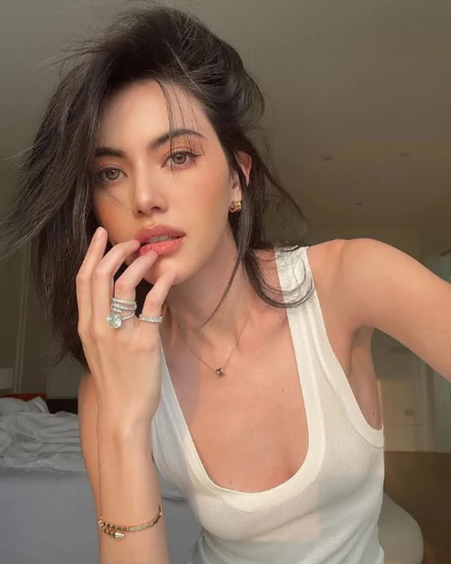 Mặc dù sở hữu thân hình thiếu sức sống nhưng người đẹp Thái Lan vẫn luôn tự tin với vóc dáng của mình.