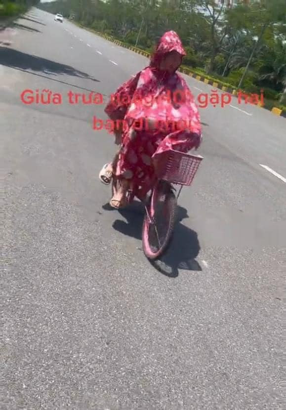 Sau khi chia sẻ lên MXH, đoạn clip nhanh chóng thu hút nhiều lượt xem và bình luận. Chứng kiến cảnh tượng trên nhiều người lại nhớ về một thời tuổi thơ đạp xe cùng bạn thân đi chơi giữa trưa hè.