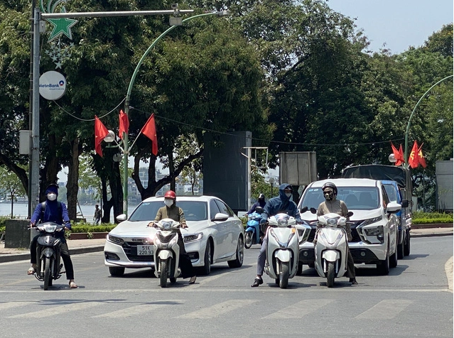 Những ngày này Hà Nội nắng nóng đỉnh điểm, các con đường luôn trong tình trạng vắng vẻ. Ảnh: VTV