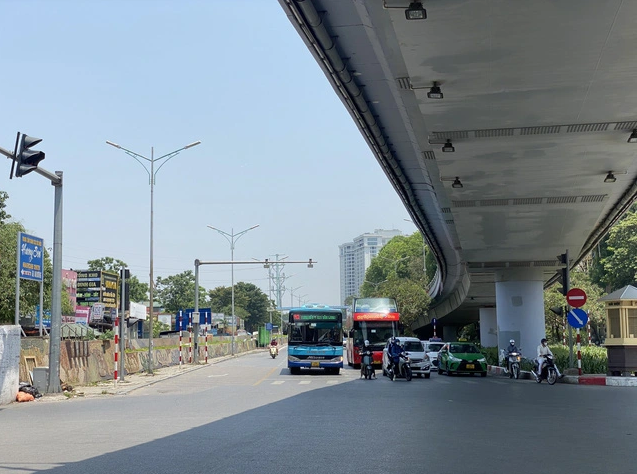 Thời tiết nắng nóng khắc nghiệt khiến người dân hạn chế ra đường và chỉ đi ra ngoài khi có việc bắt buộc. Ảnh: VTV