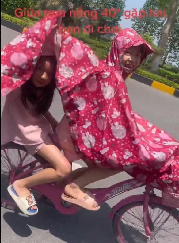 Cảnh tượng đạp xe đi chơi dưới trời nắng nóng của cặp đôi này ai nhìn cũng bật cười, bởi lẽ trời nắng mọi người chỉ muốn ở nhà nhưng riêng hai cô bé vẫn tự tin, vui vẻ đi chơi mặc kệ thời tiết.
