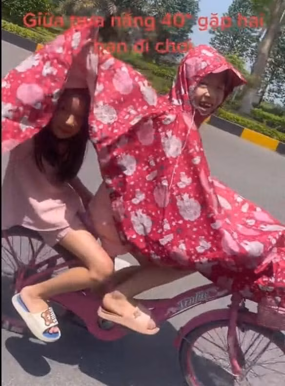 Cảnh tượng đạp xe đi chơi dưới trời nắng nóng của cặp đôi này ai nhìn cũng bật cười, bởi lẽ trời nắng mọi người chỉ muốn ở nhà nhưng riêng hai cô bé vẫn tự tin, vui vẻ đi chơi mặc kệ thời tiết.
