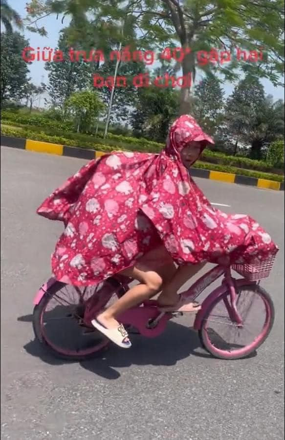 Khi người đi xe máy phía sau quay lại và đến gần, hai cô bé còn ngoái lại nhìn cười vui vẻ.