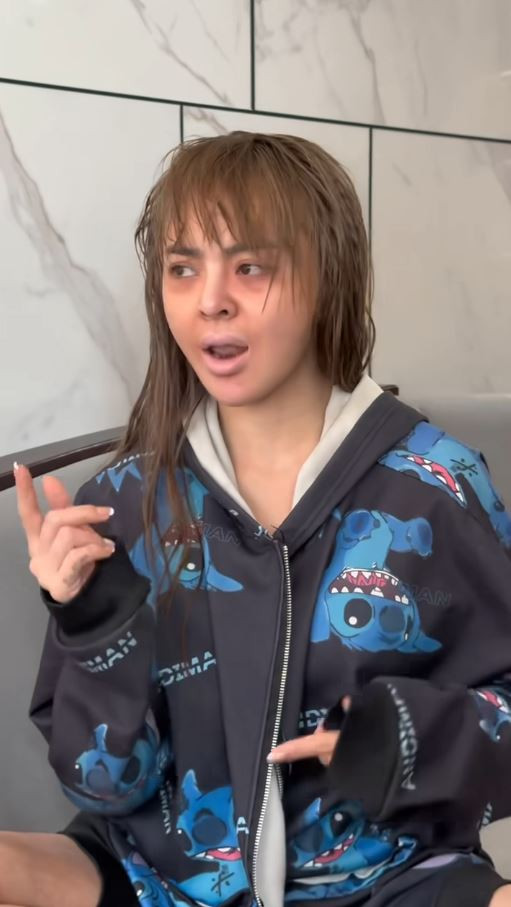 Đầu clip Trang Nemo xuất hiện với diện mạo xấu xí, được bôi vẽ bởi hóa trang. Cô tự vẽ quầng thâm mắt, quần áo xộc xệch, đầu tóc bù xù.