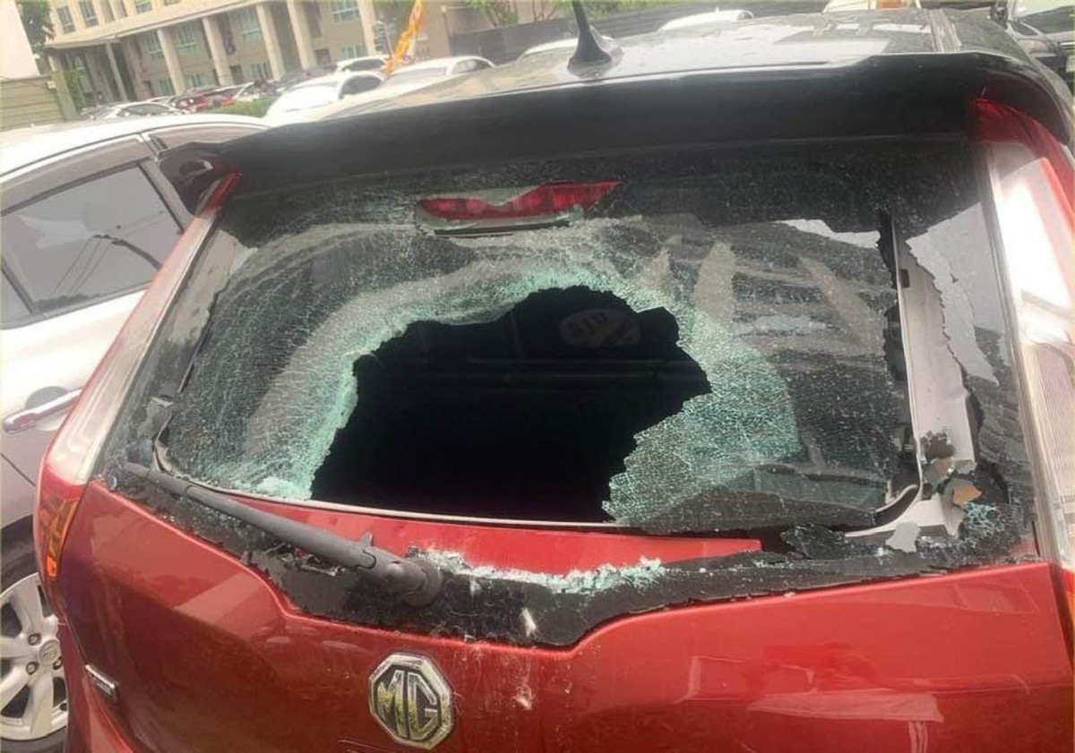 Cụ thể, tài khoản Facebook tên Hoàng Linh chia sẻ bài viết cho hay, một chú mèo nặng khoảng 8,5kg được phát hiện đã rơi trúng một chiếc ô tô, khiến kính xe bị vỡ tung tóe. Ảnh: Hoàng Linh